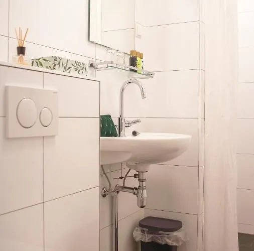 密斯托拉公寓 *